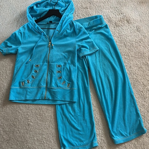 BOSTON PROPER Short Sleeve Hoodie WITH EMBELLISHMENT & Cropped sweat pants - Picture 11 of 16